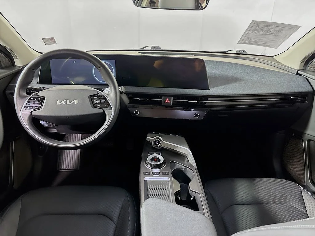 Used 2022 White Kia Wind image 12