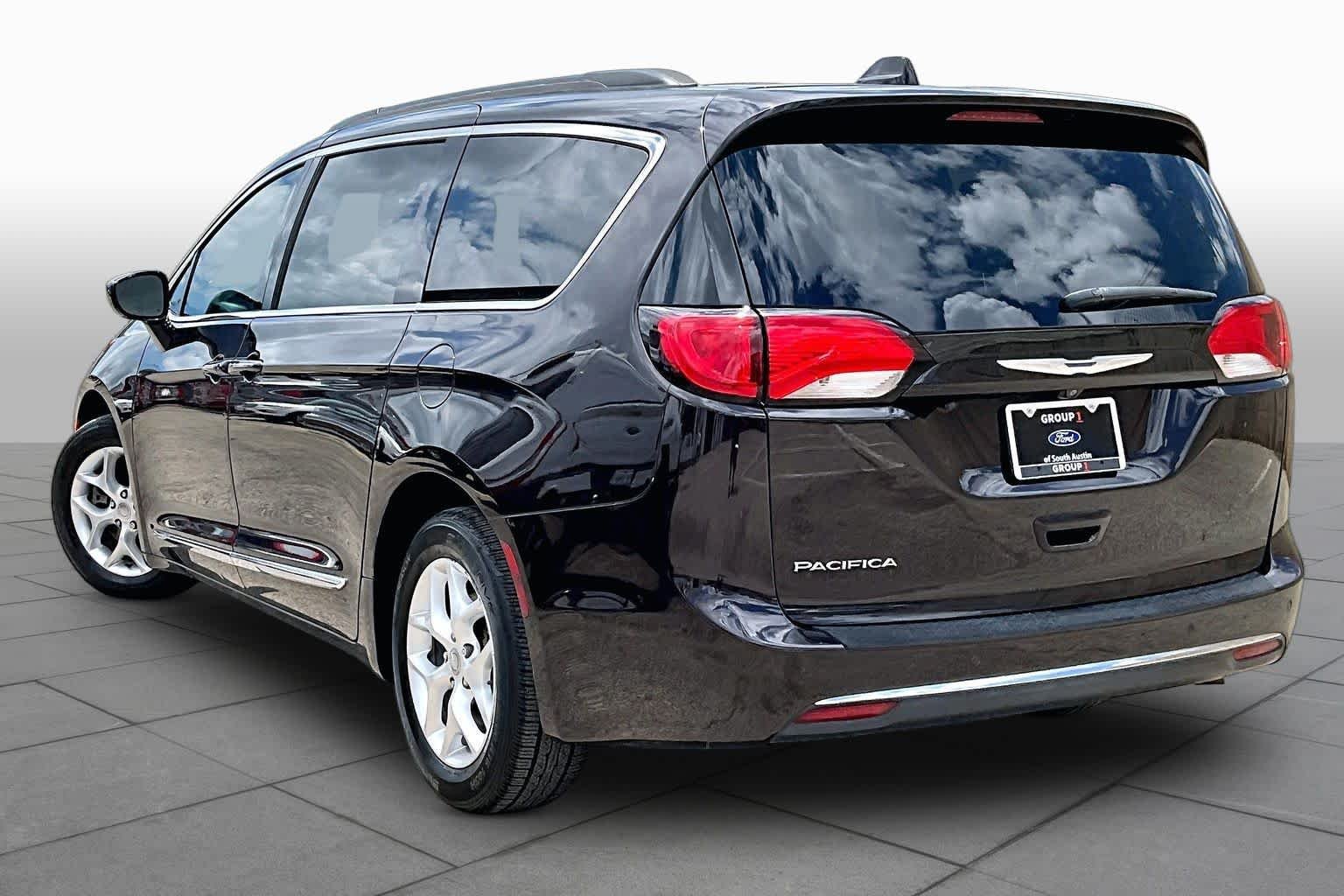 Used 2017 Dark Cordovan Pearlcoat Chrysler Touring-L image 12
