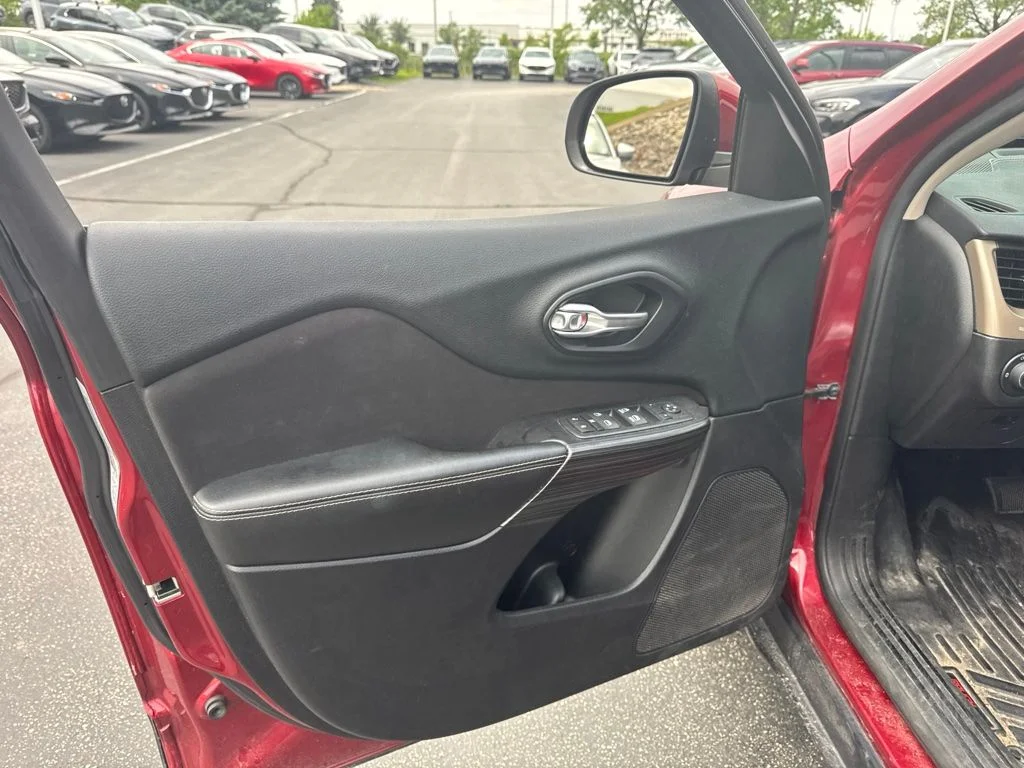 Used 2015 Red Jeep Latitude image 7