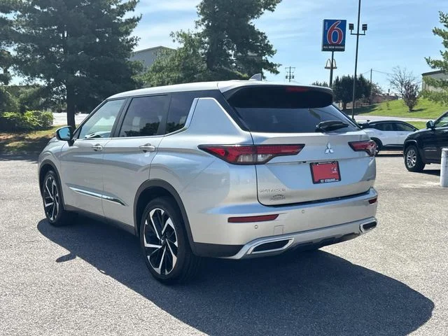 Used 2022 Silver Mitsubishi SE image 7