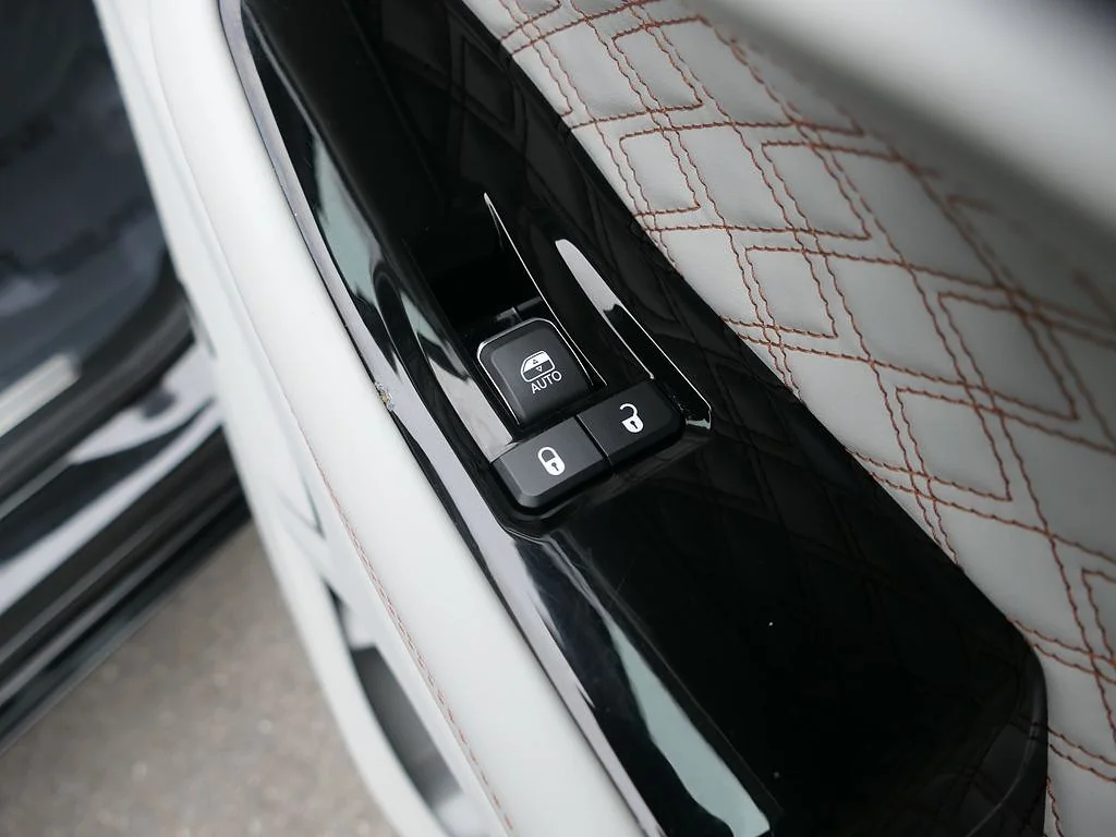 Used 2023 Diamond Black Crystal Pearl Coat Jeep Summit image 24