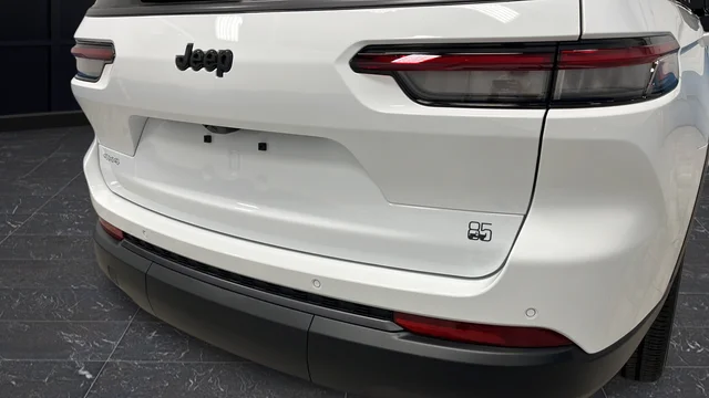 New 2026 Bright White Clear-Coat Exterior Paint Jeep Limited image 40