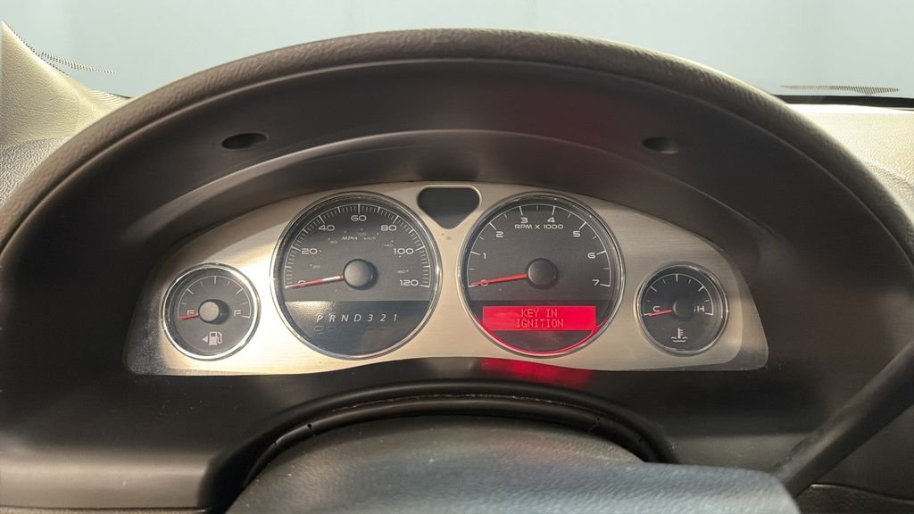 Used 2006 White Pontiac Base image 13
