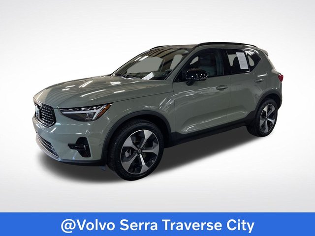 2025 Volvo XC40 B5 Plus Dark Theme