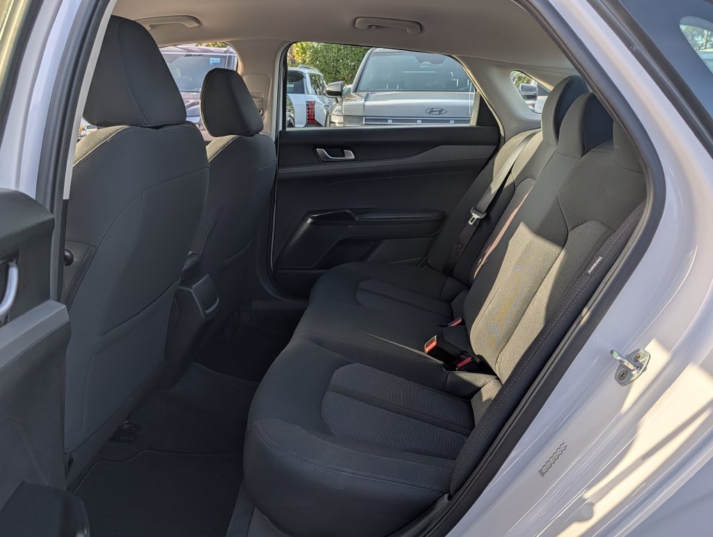 2022 Kia K5 LX - Photo 11