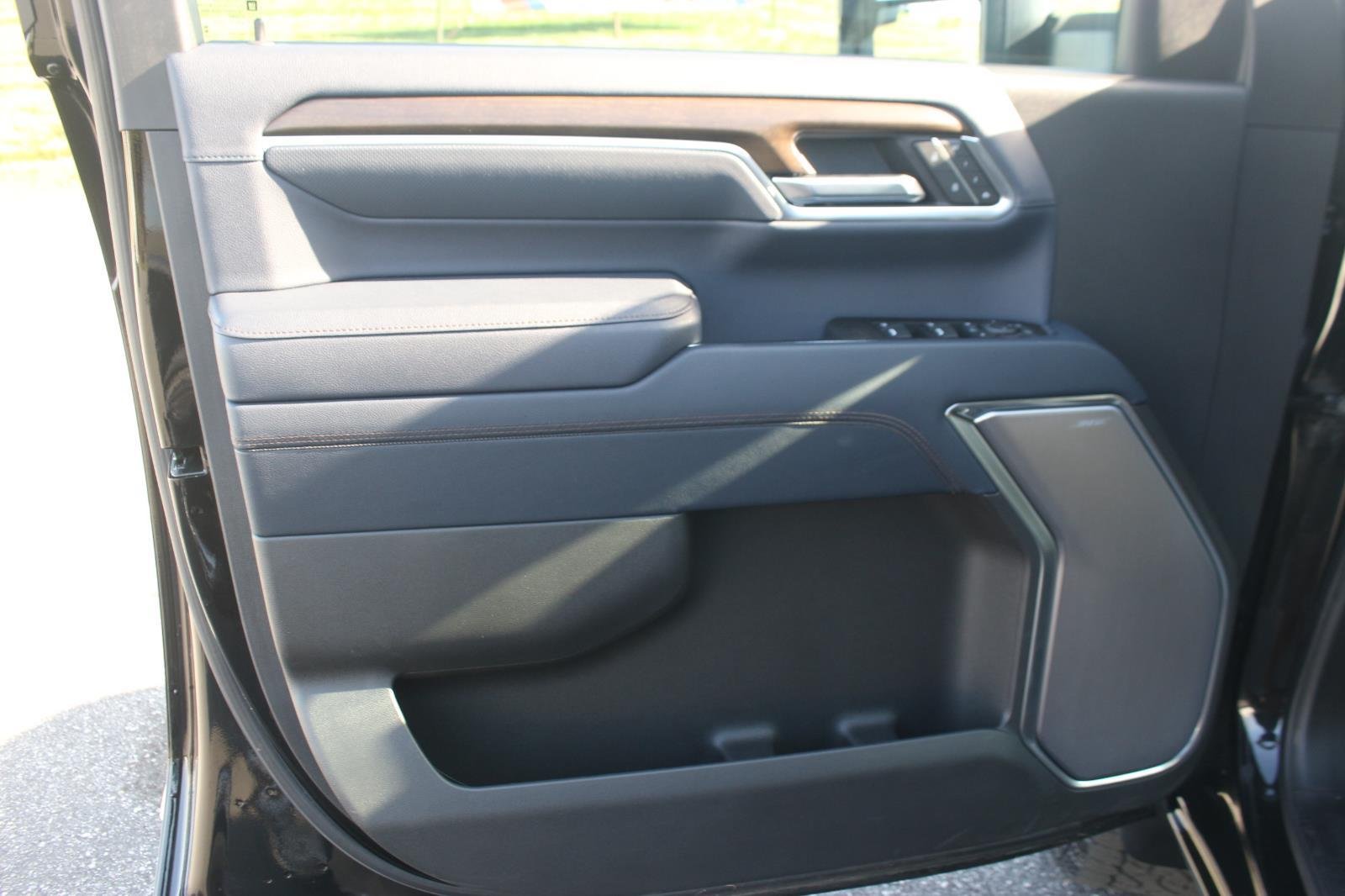 Used 2025 Black Chevrolet High Country image 13