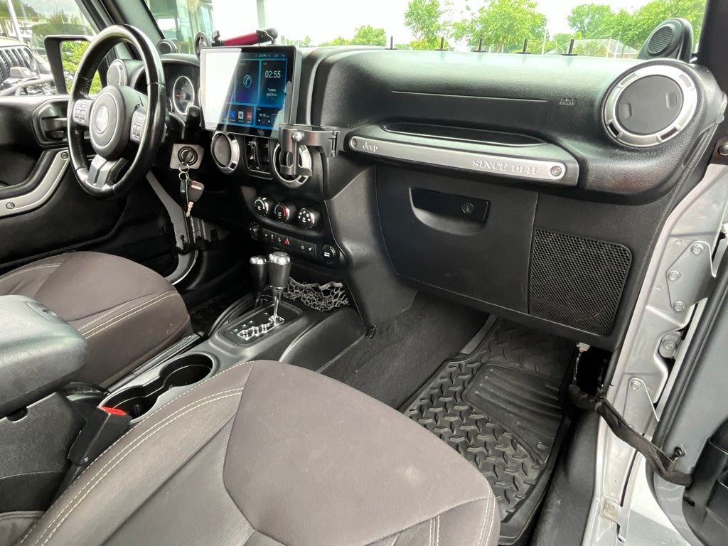 Used 2014 Billet Metallic Clearcoat Jeep Unlimited Sahara image 39
