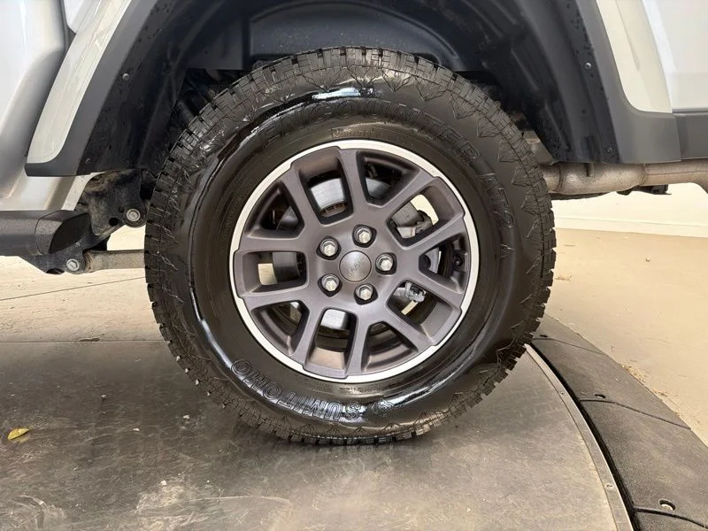 Used 2022 Silver Jeep Overland image 28