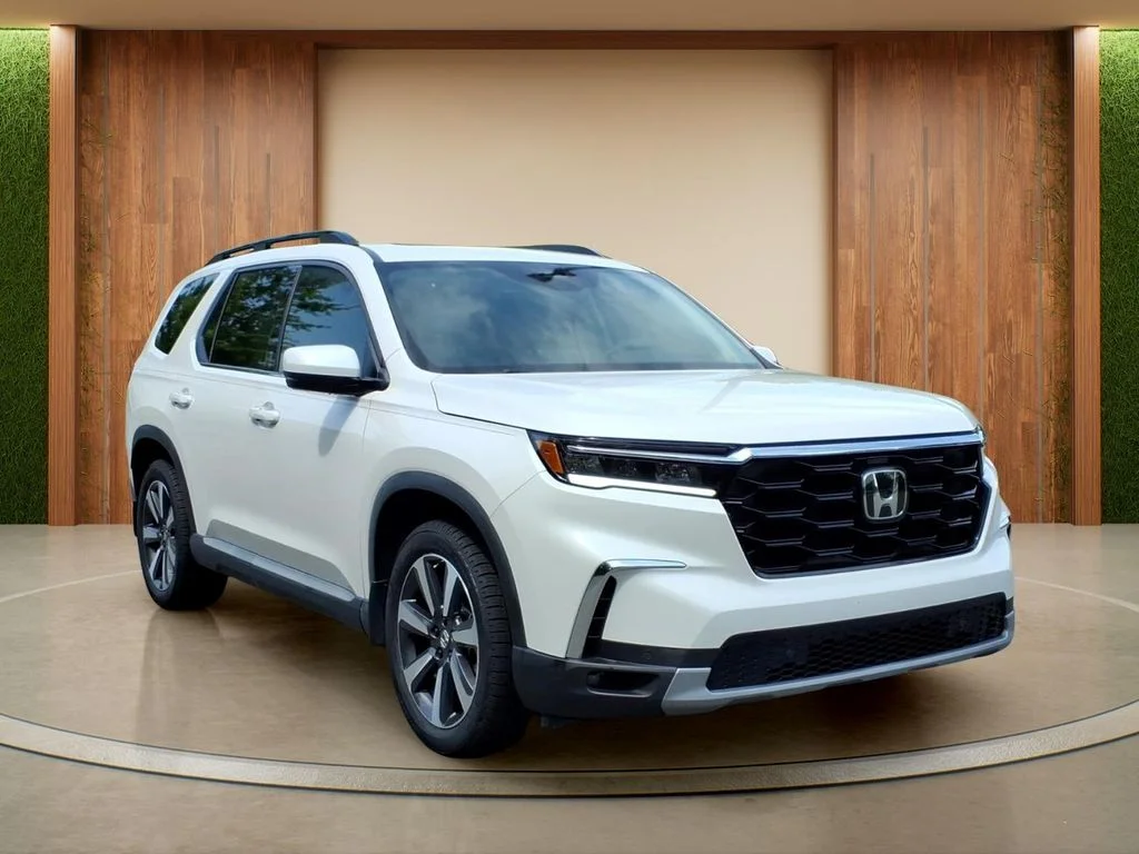 Used 2023 White Honda Touring image 1