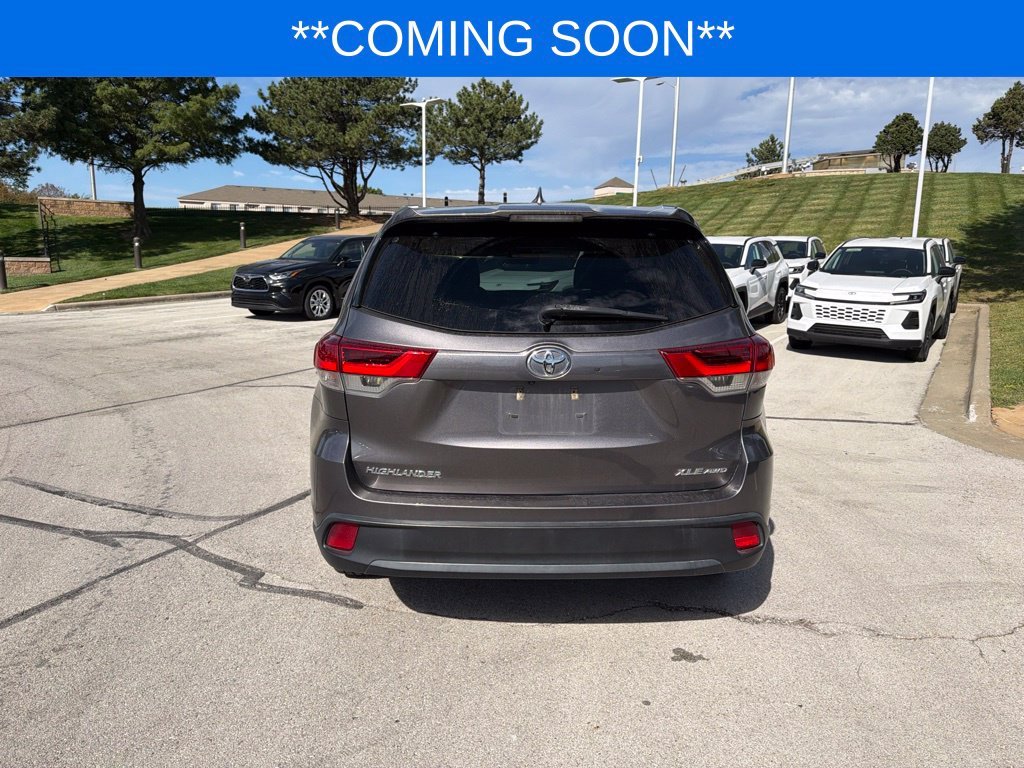Used 2019 Gray Toyota XLE image 9