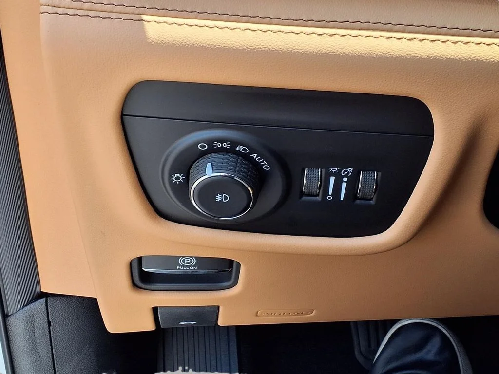 New 2026 Bright White Clear-Coat Exterior Paint Jeep Summit image 16