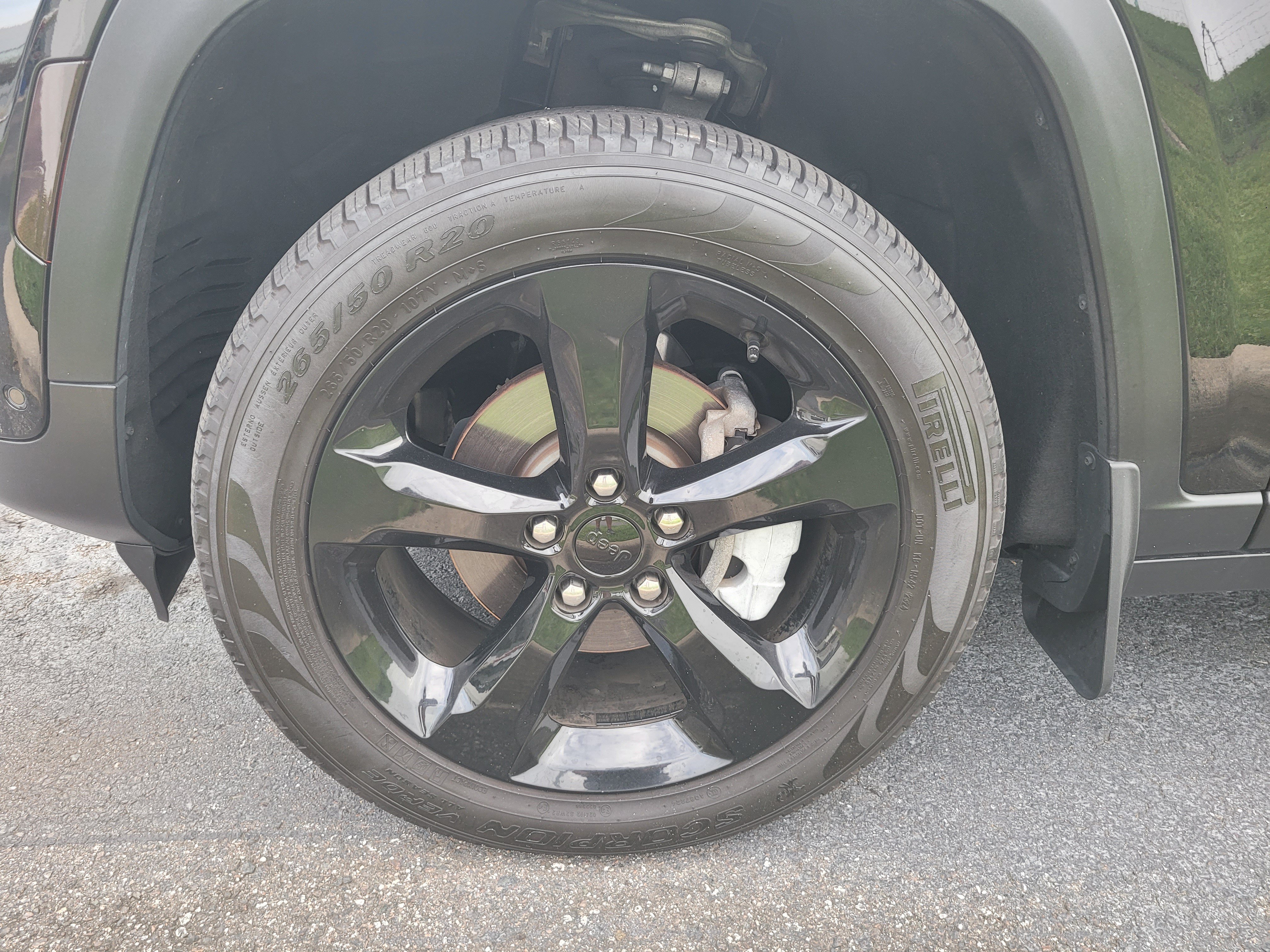 Used 2024 Diamond Black Crystal Pearlcoat Jeep Limited image 8