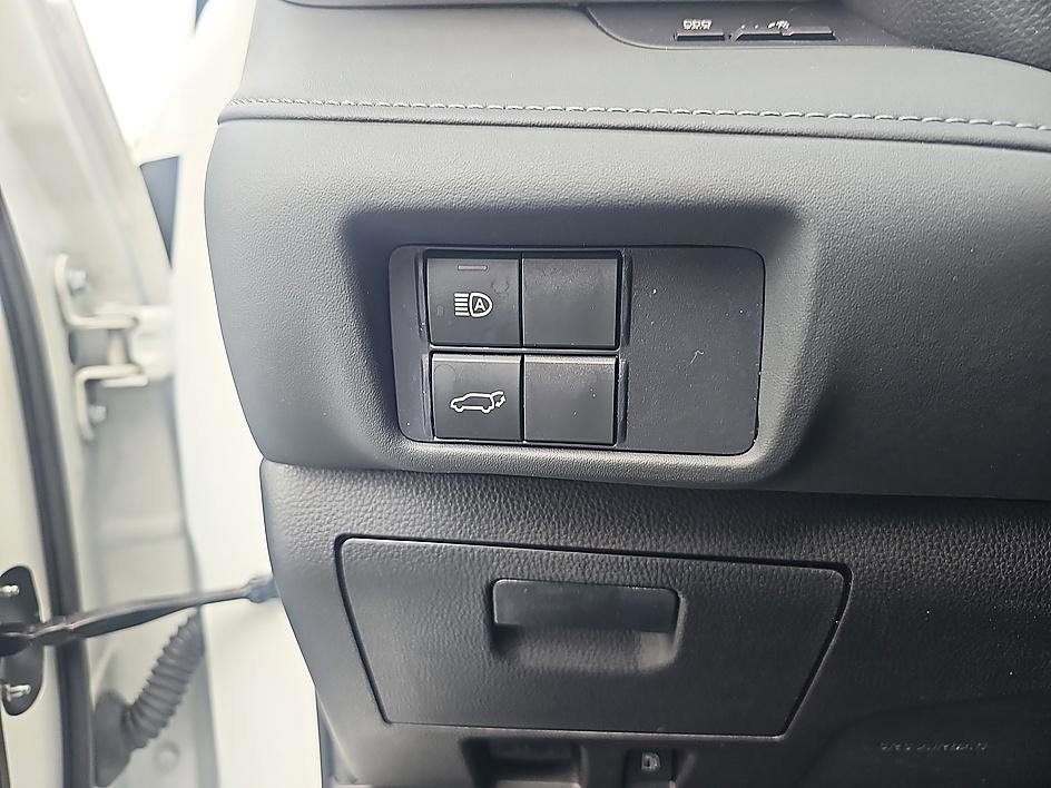Used 2021 Blizzard Pearl Toyota Hybrid XLE image 15