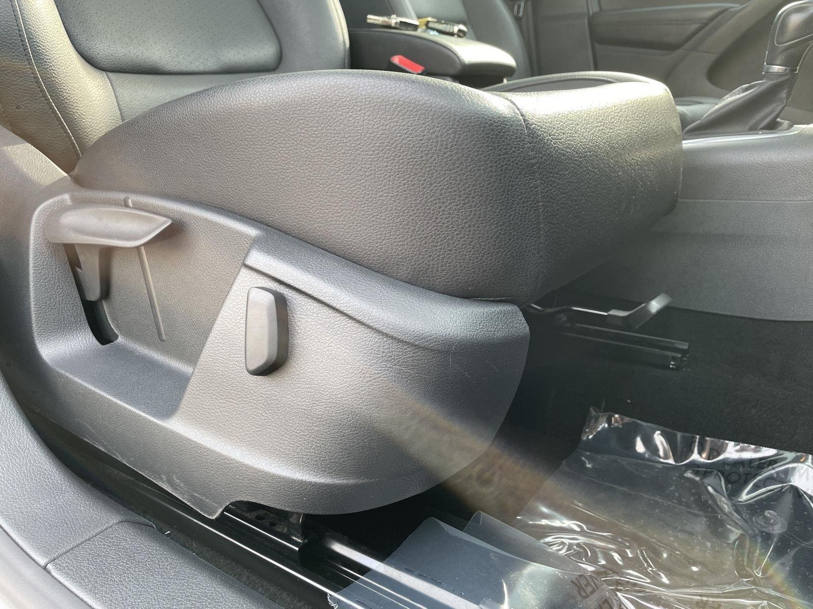 Used 2013 Candy White Volkswagen SE w/Sunroof & Nav image 25