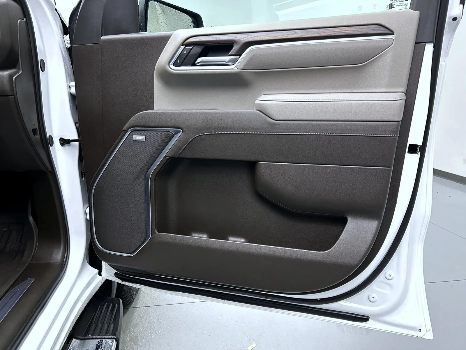 Used 2025 White GMC SLT image 16
