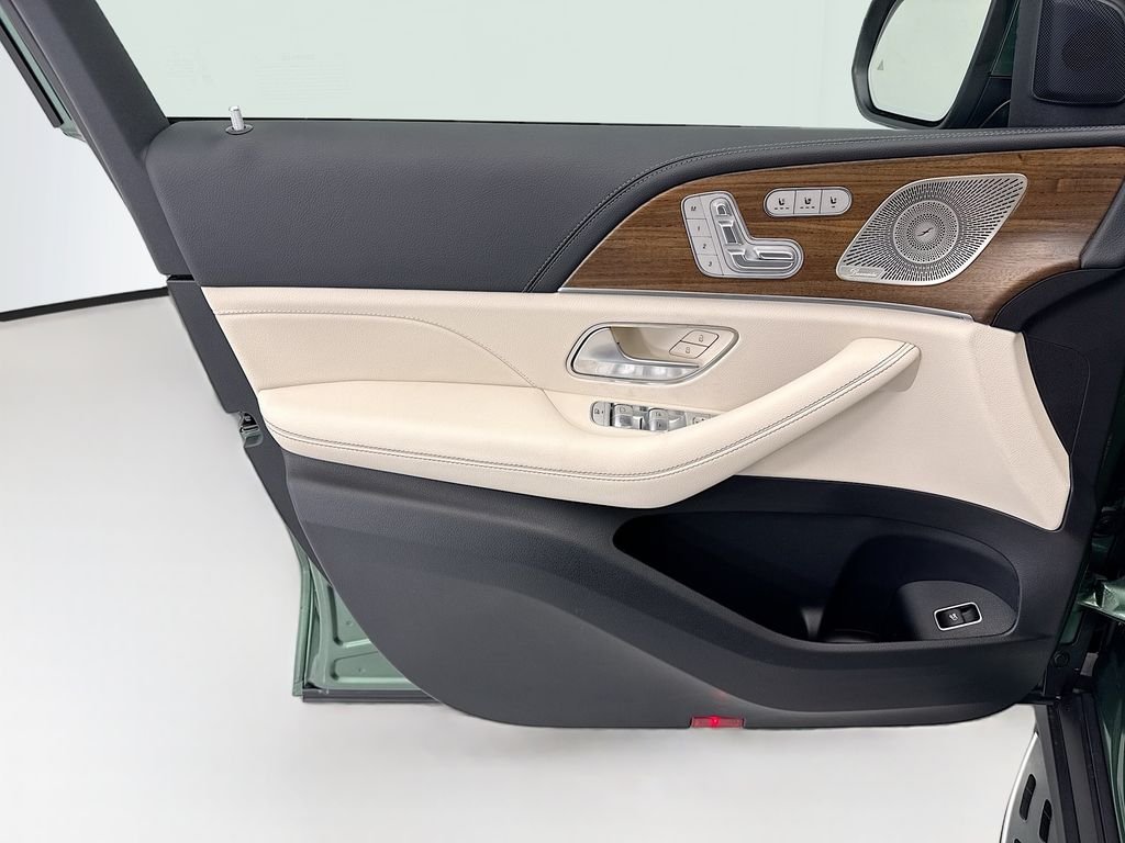 New 2026 MANUFAKTUR Ireland Mid Green Metallic Mercedes-Benz GLE 580 image 23