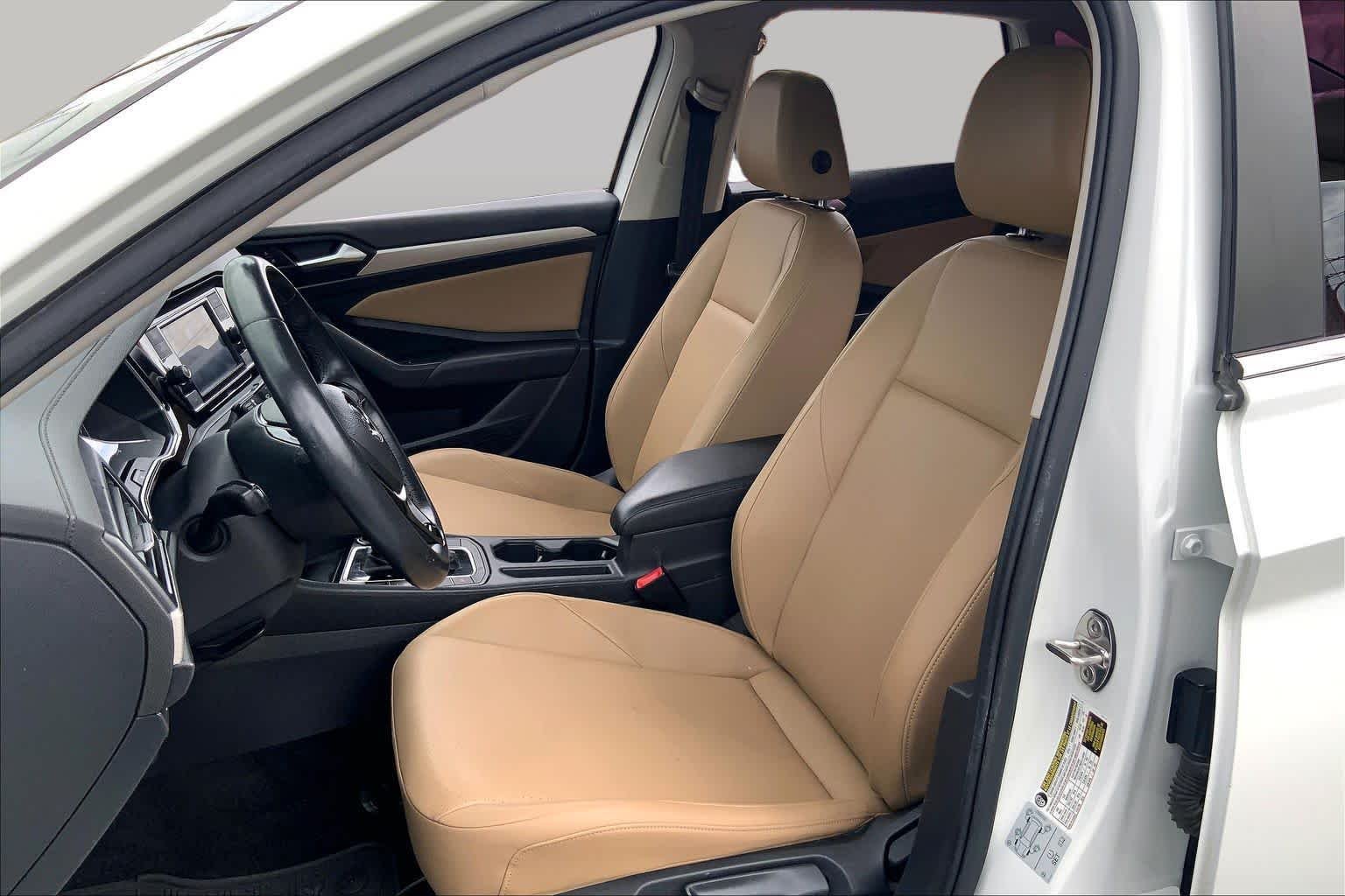 Used 2019 Pure White Volkswagen SE image 6
