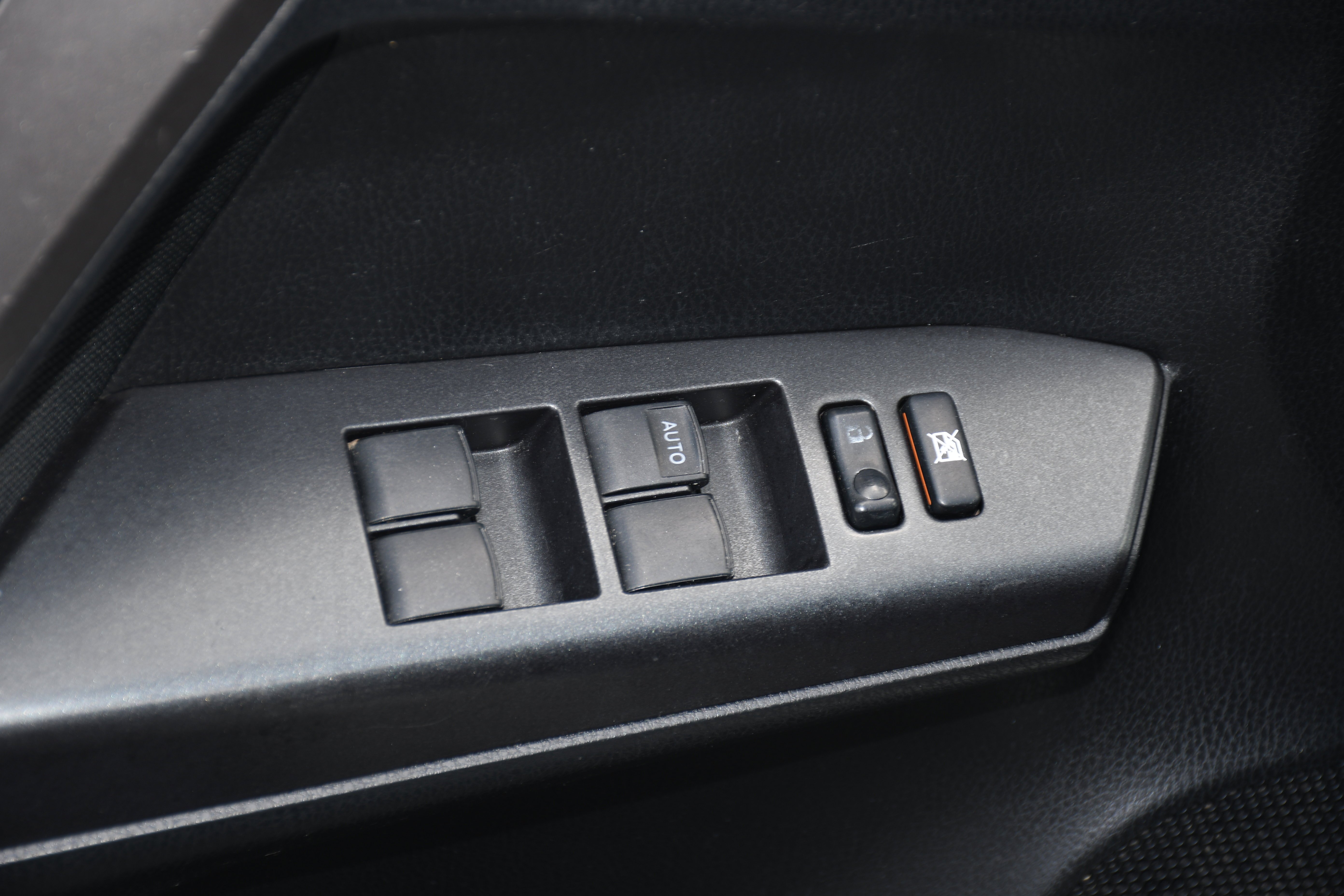 Used 2017 White Toyota LE image 9