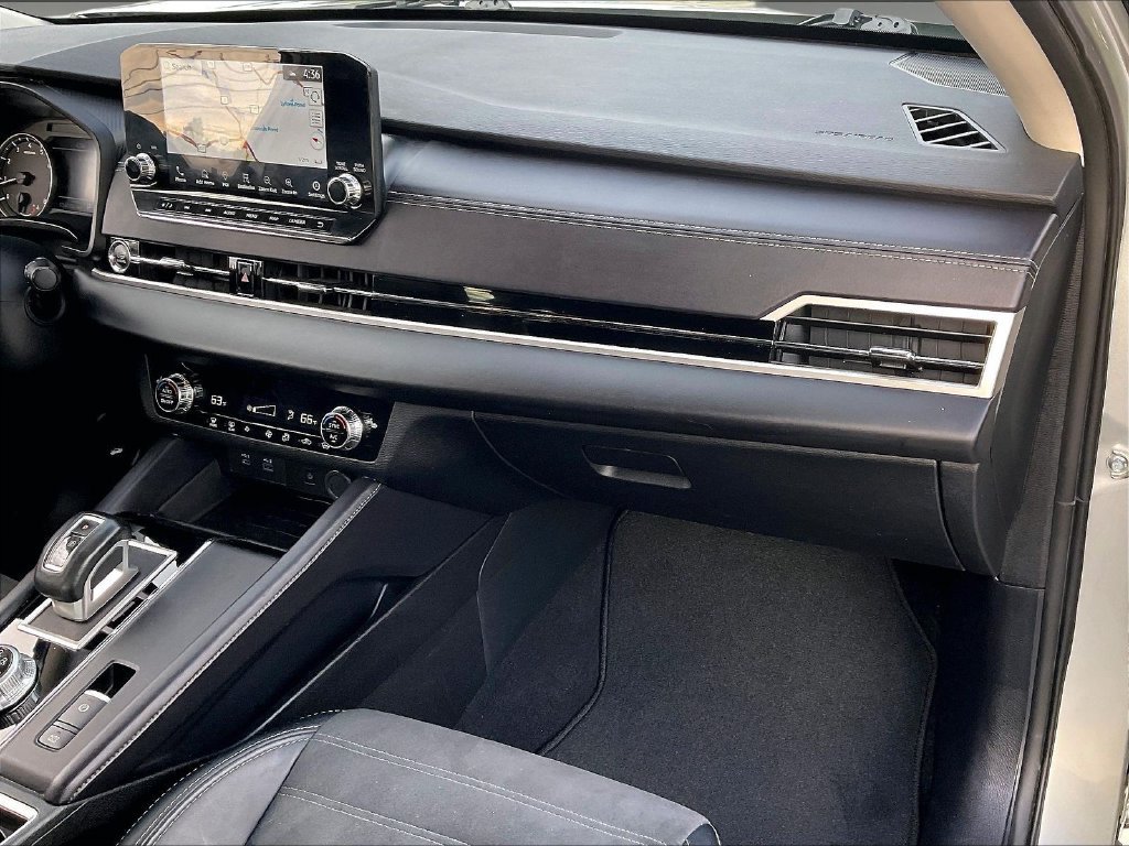 Used 2024 Silver Mitsubishi SE image 12