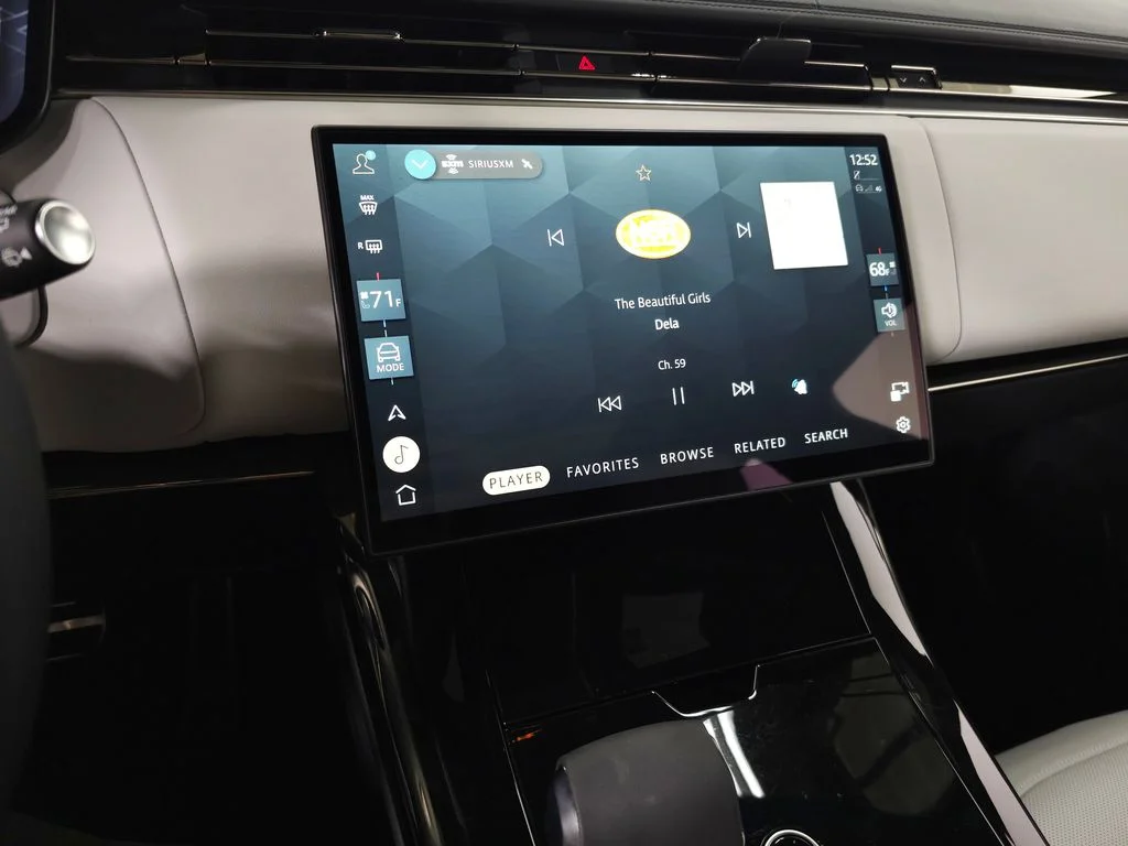 Used 2025 White Land Rover Dynamic SE image 27
