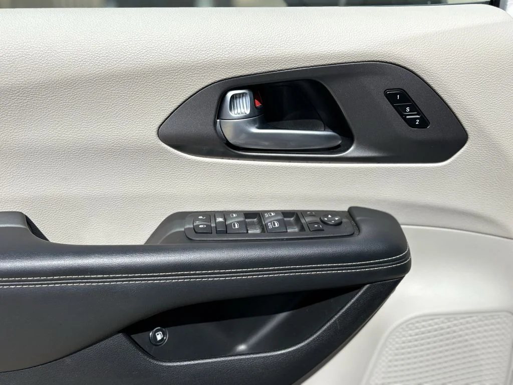 Used 2024 Bright White Clearcoat Chrysler Select image 11