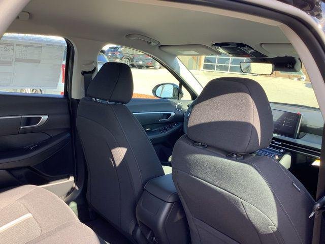 New 2026 Abyss Black Hyundai SE image 22