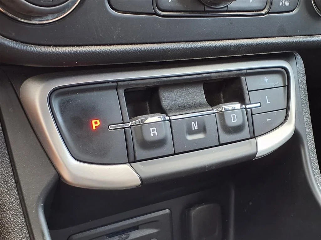 Used 2023 White GMC SLT image 15