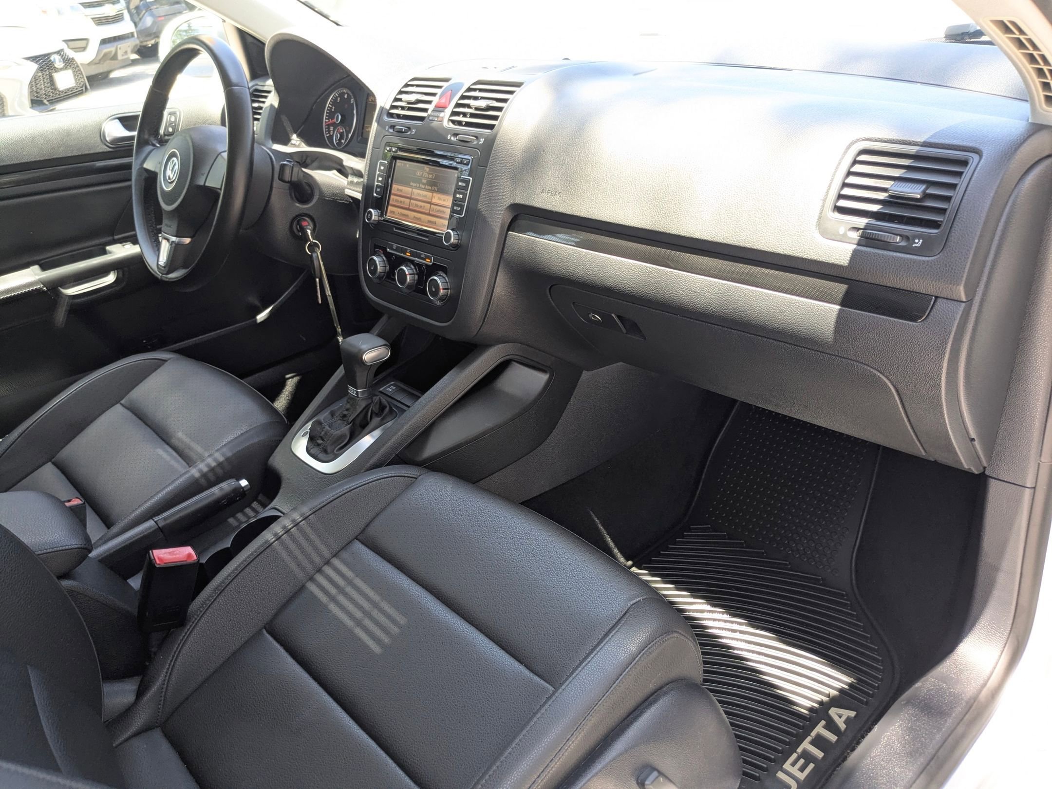 Used 2010 Silver Volkswagen Wolfsburg image 21