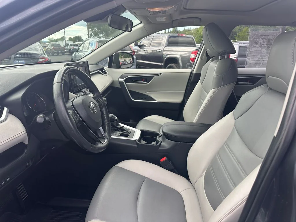 Used 2019 Gray Toyota XLE Premium image 13