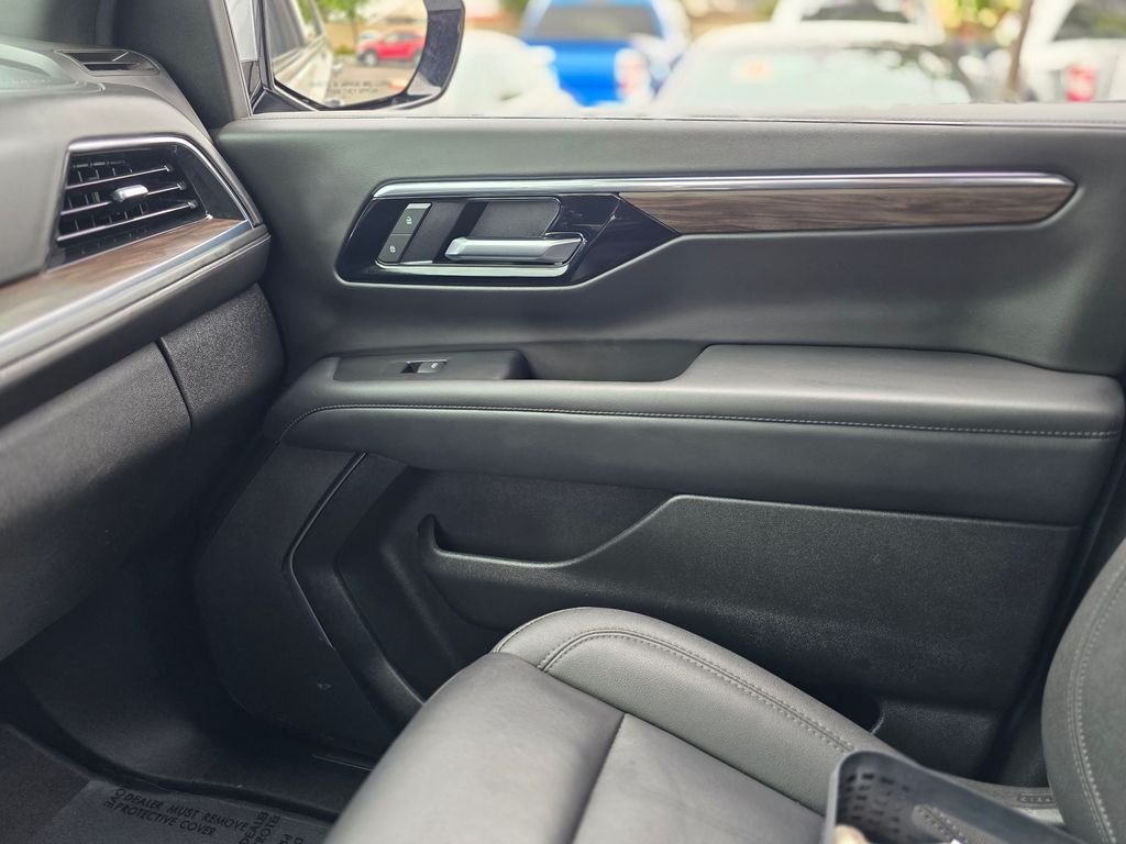 2025 Chevrolet Suburban Z71 - Photo 31