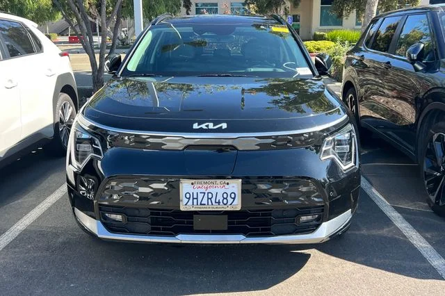 Used 2023 Black Kia Wave image 3