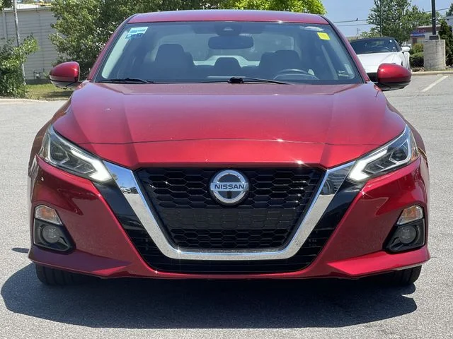 Used 2020 Red Nissan 2.5 Platinum image 16
