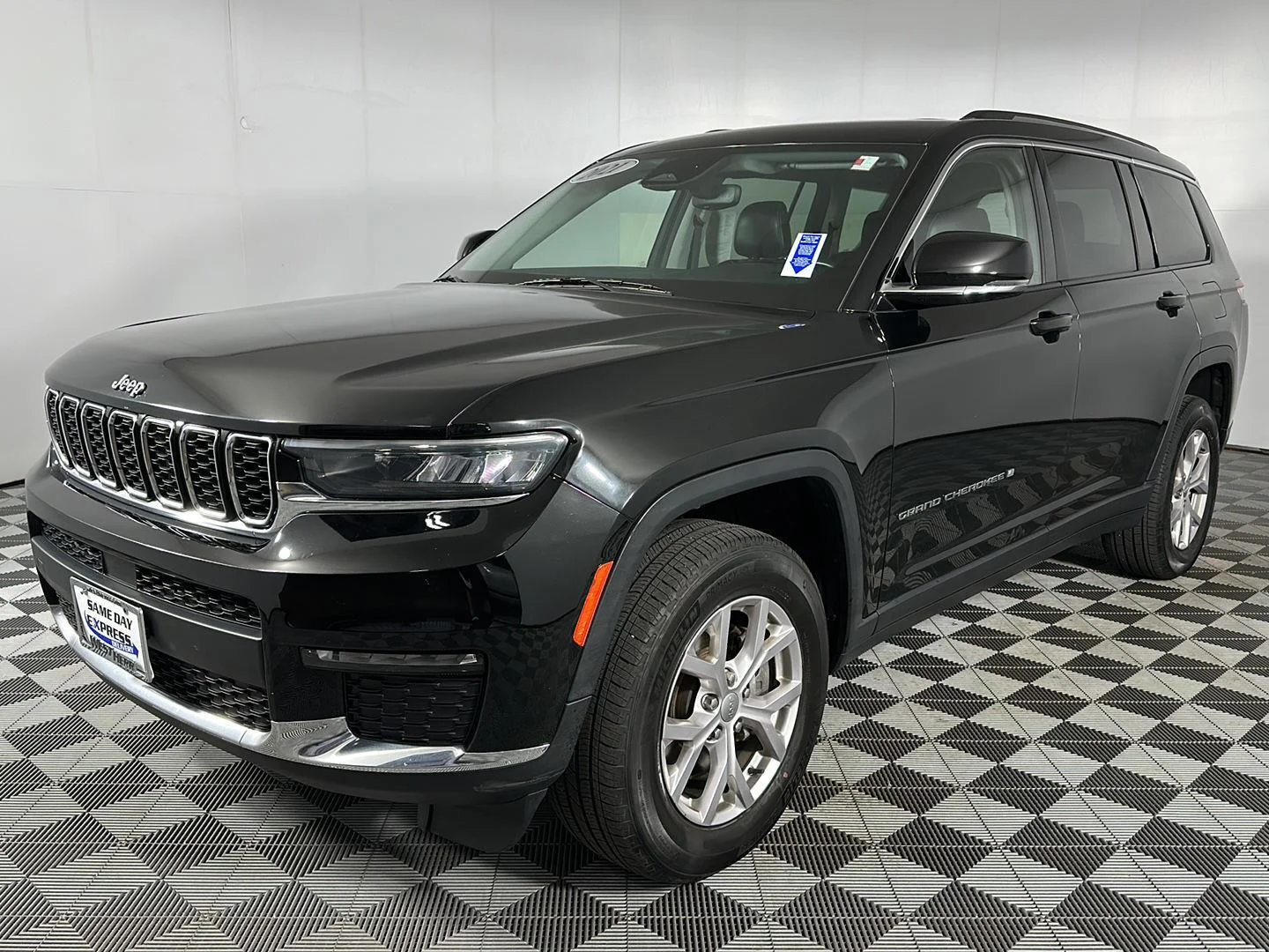 Used 2021 Diamond Black Crystal Pearlcoat Jeep Limited image 4