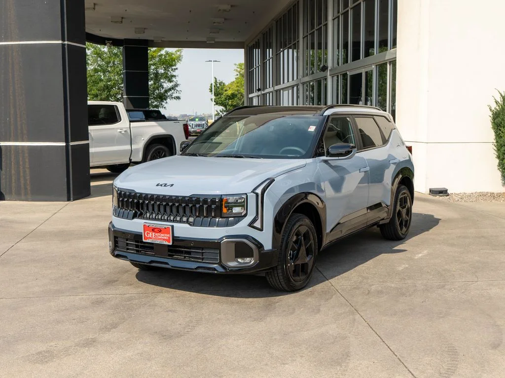 New 2027 Pale Gray Kia X-Line S image 3
