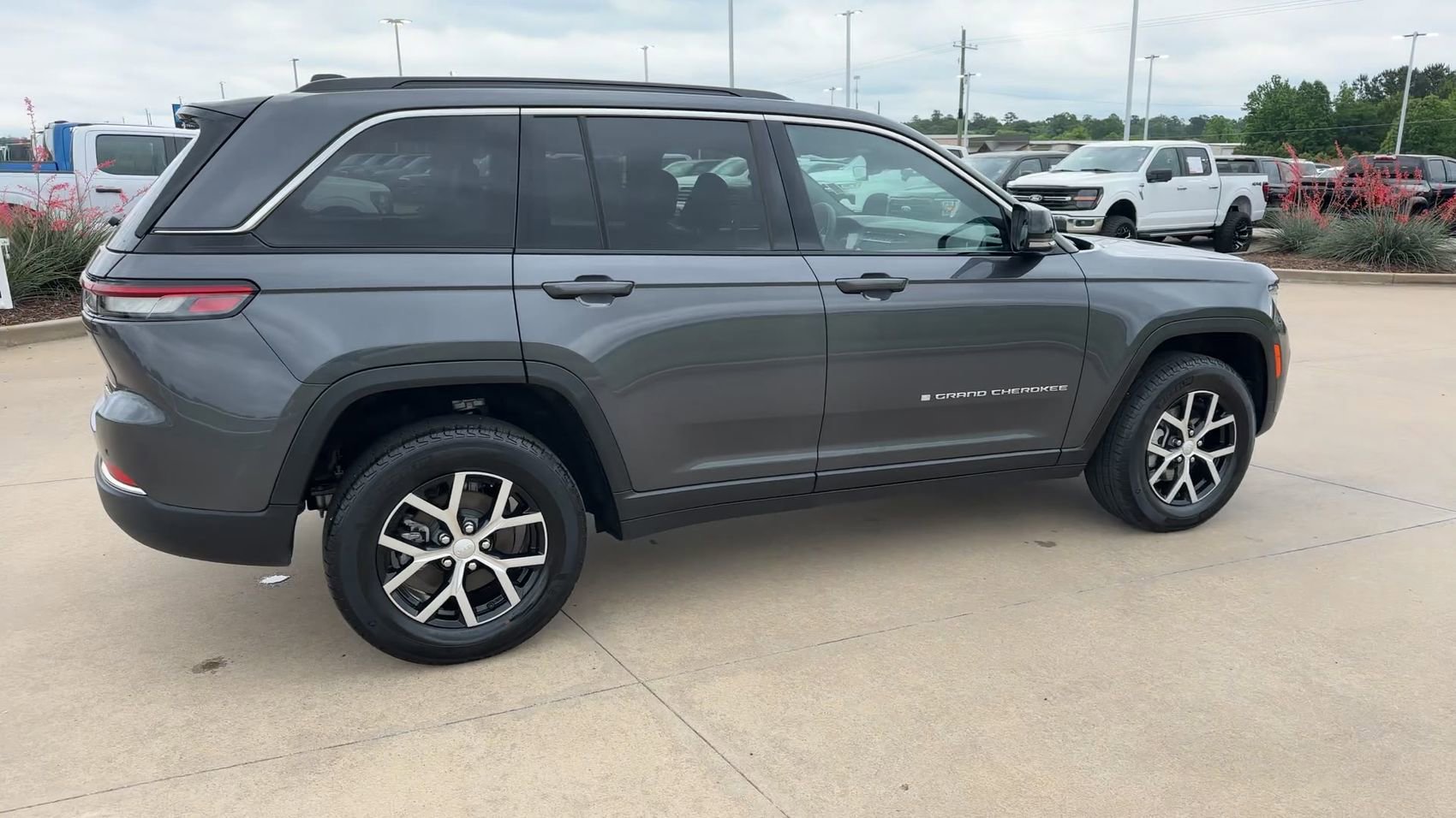 Used 2025 Baltic Gray Metallic Clearcoat Jeep Limited image 9