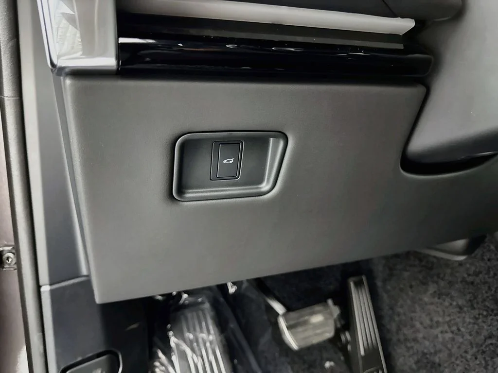 New 2026 Charente Grey Land Rover SE image 10
