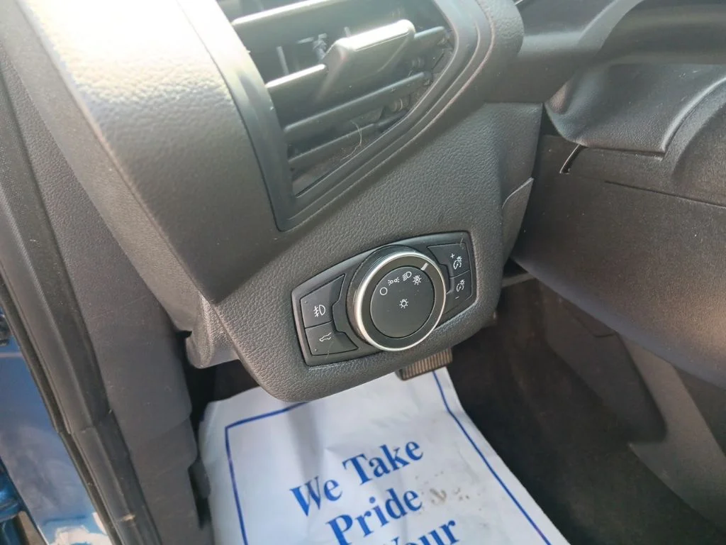 Used 2019 Lightning Blue Metallic Ford SE image 16