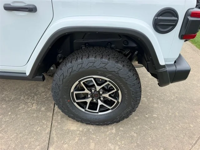 New 2026 Bright White Clear-Coat Exterior Paint Jeep Rubicon image 6