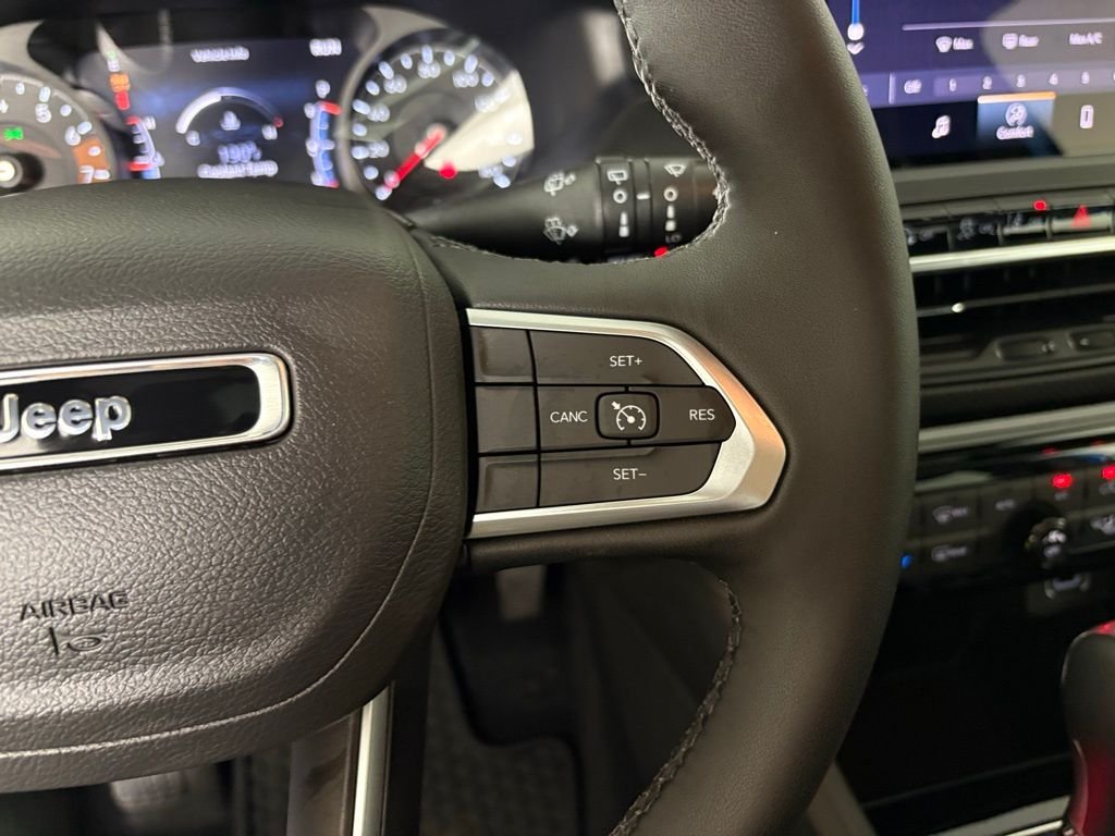 New 2026 Hydro Blue Pearl-Coat Exterior Paint Jeep Latitude image 22