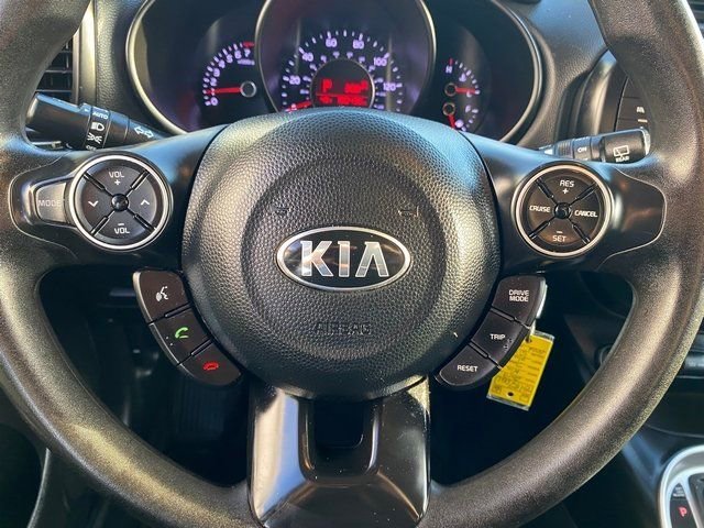 Used 2019  Kia + image 9