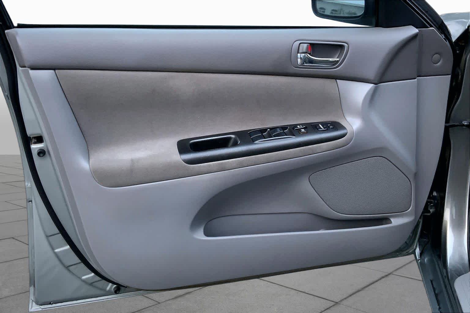 Used 2005 Phantom Gray Pearl Toyota STD image 17