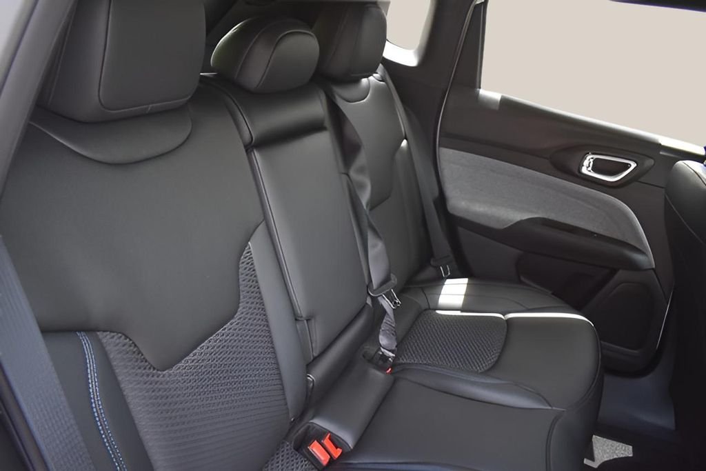 Used 2025 White Jeep Latitude image 17