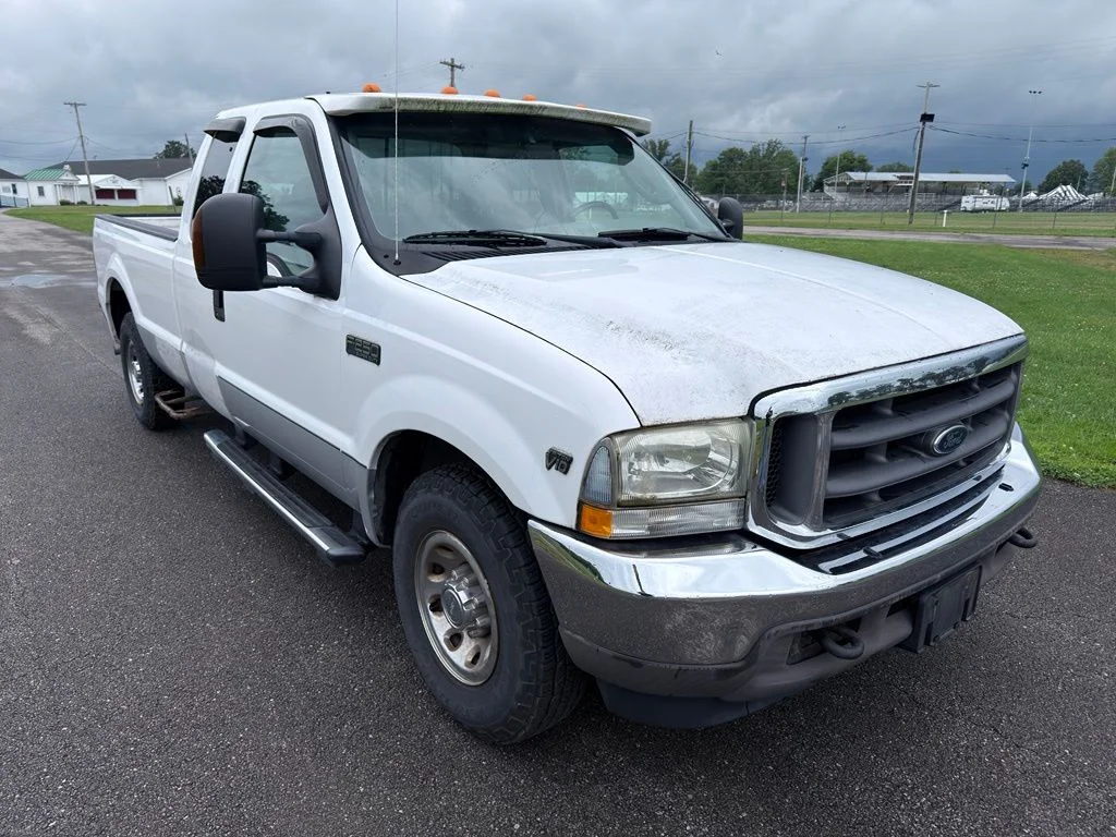 Used 2004 White Ford  image 2