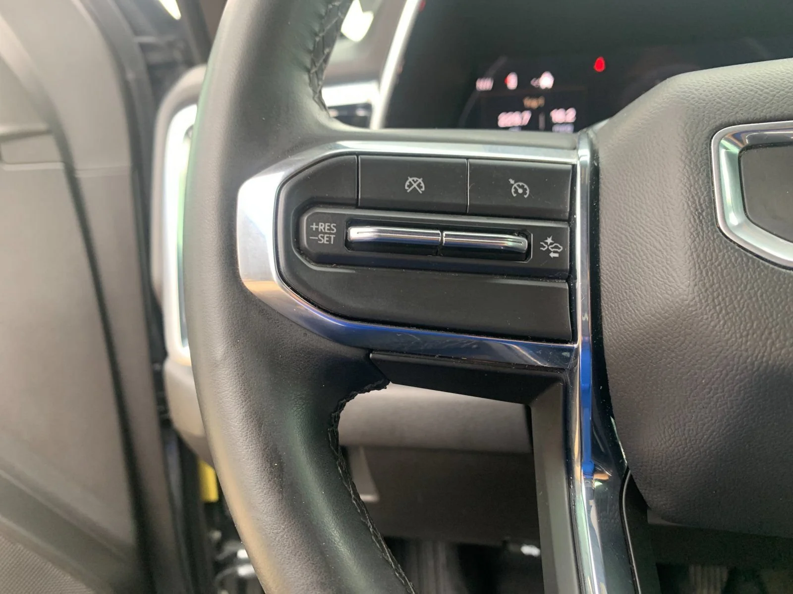 Used 2025 Sterling Metallic GMC Elevation image 26