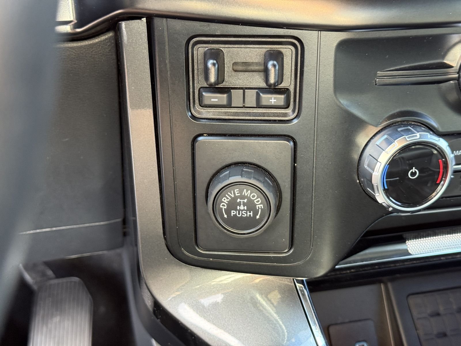 Used 2023 Gray Metallic Ford Lariat image 27