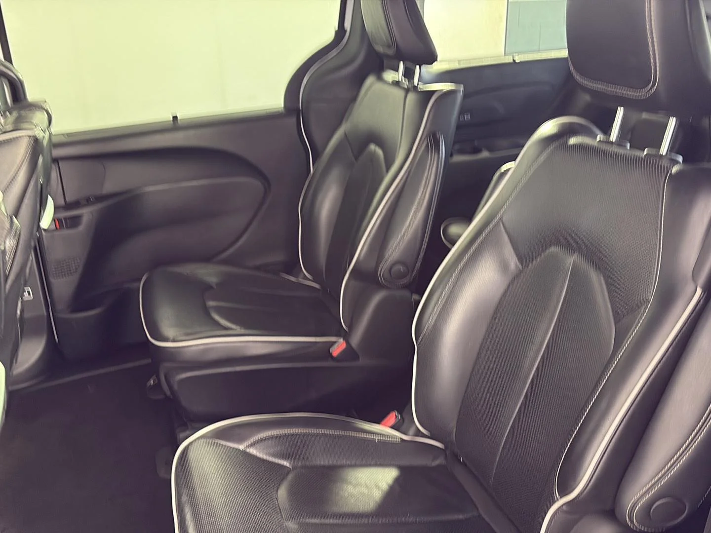 Used 2022 Bright White Clearcoat Chrysler Hybrid Limited image 21