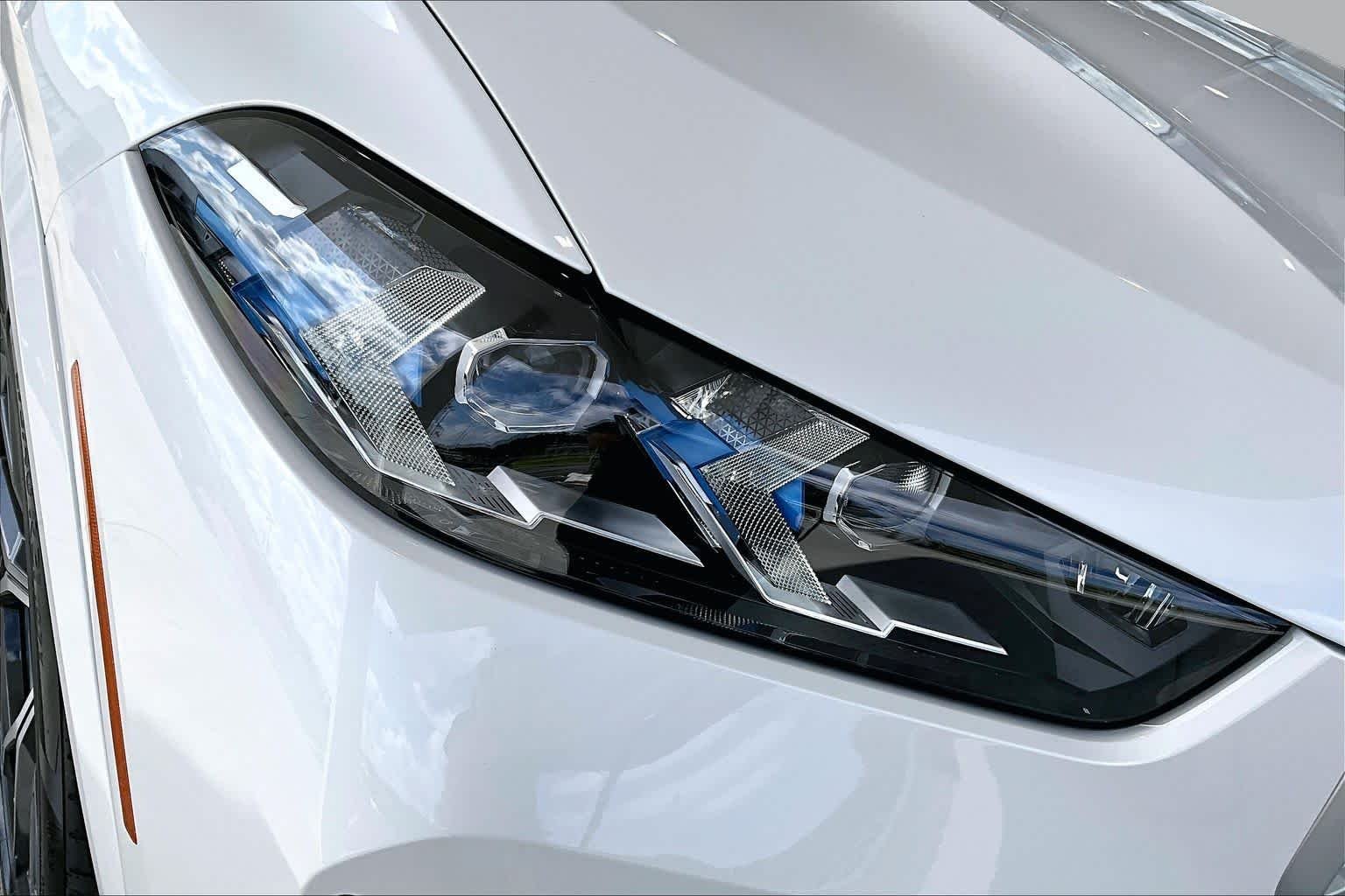 New 2026 Mineral White Metallic BMW sDrive40i image 14