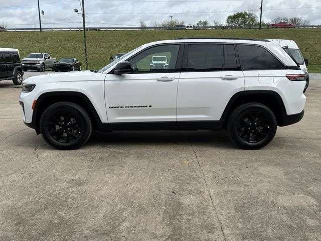 New 2026 Bright White Clear-Coat Exterior Paint Jeep Altitude image 10