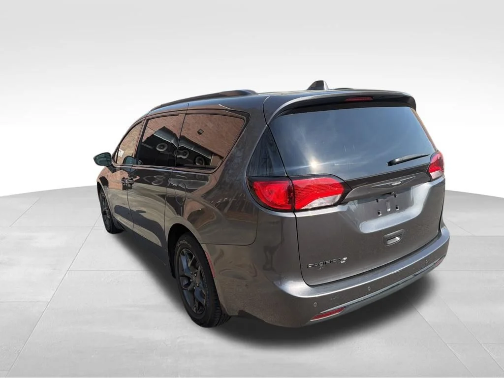 Used 2019 Gray Chrysler Touring L image 3