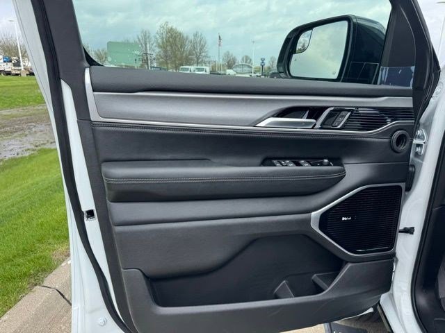 New 2026 Bright White Clear-Coat Exterior Paint Jeep Limited Altitude image 8